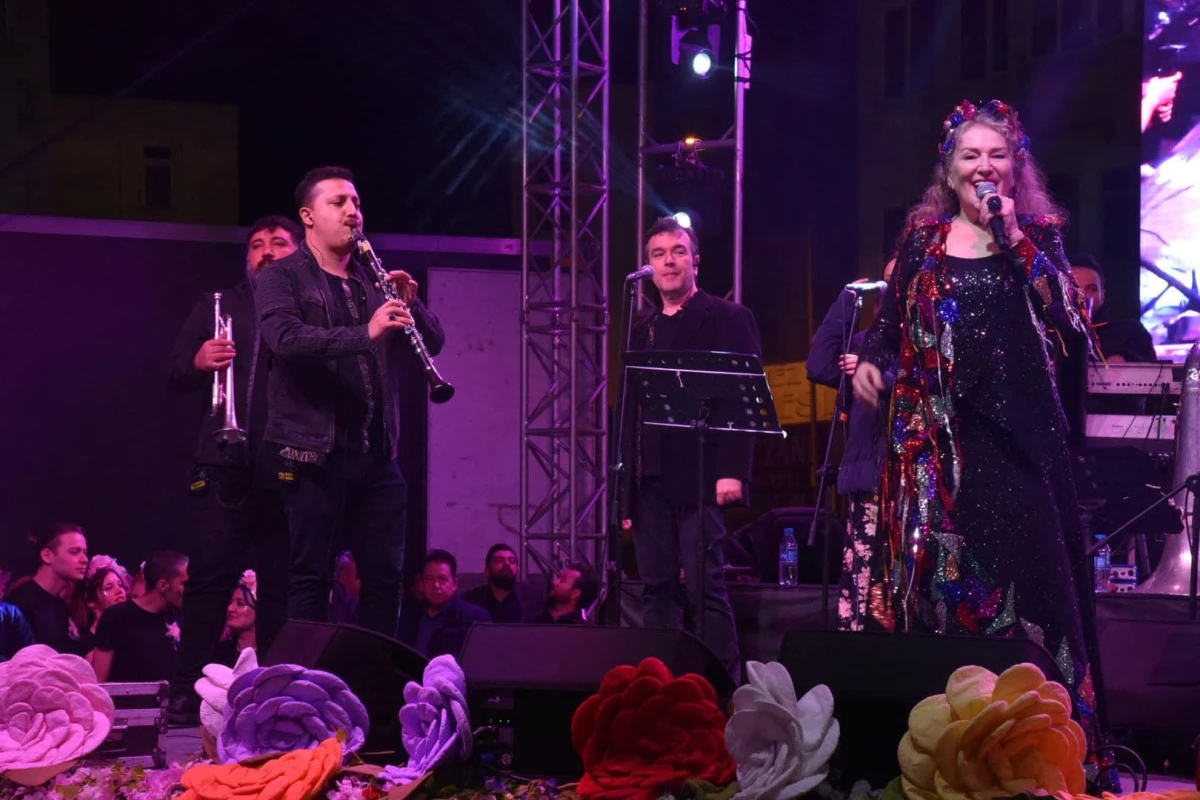 Suzan Kardeş, Edirne\'deki Hıdırellez Şenlikleri\'nde konser verdi
