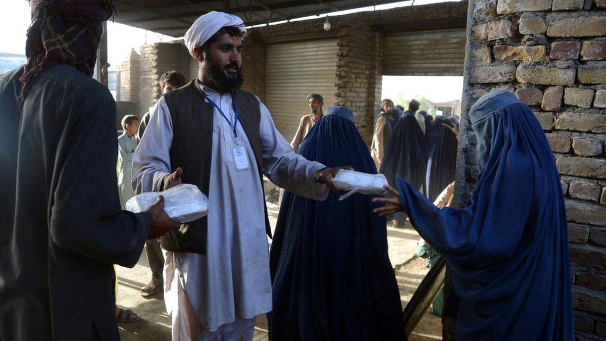 Taliban, Afganistan\'da kadınlara burka zorunluluğunu geri getirdiğini duyurdu