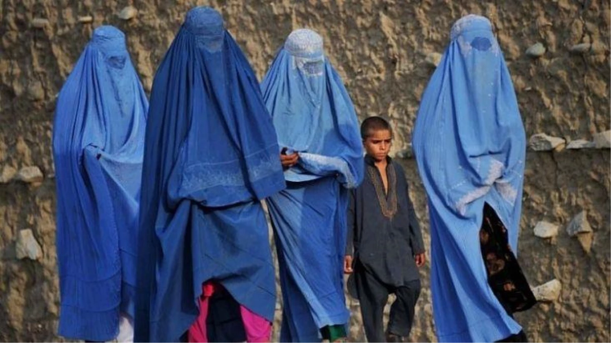 Taliban kadınlara yeniden burka zorunluluğu getirdi: Karara uymayanların baba ya da eşlerine ceza