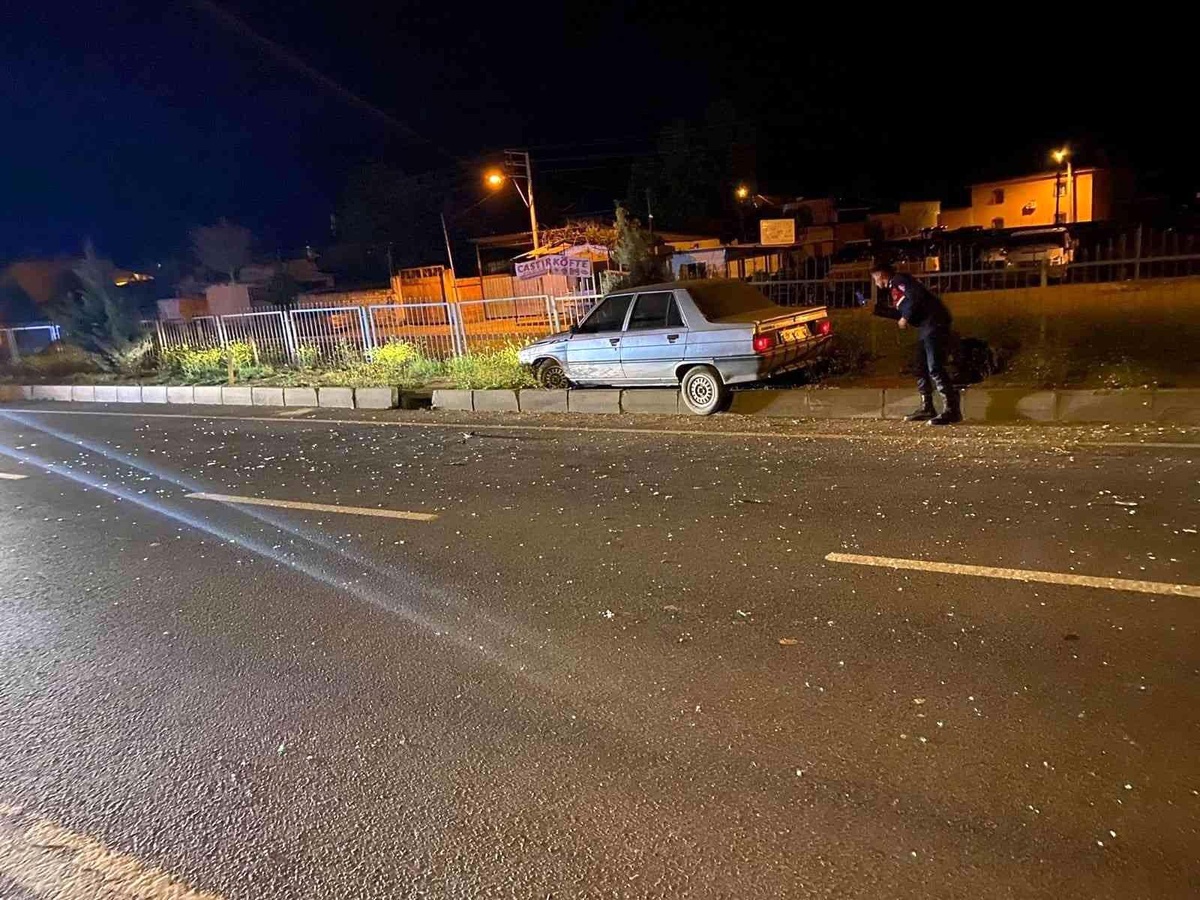 Son dakika haber: Turgutlu\'da kontrolden çıkan otomobil refüje çarptı: 2 yaralı