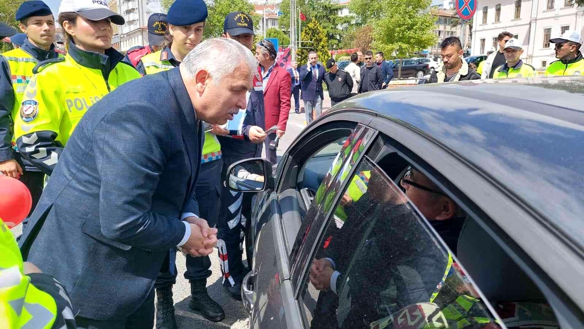 Vali Yıldırım: "Yayaysak her yerde yollara atlamayacağız"