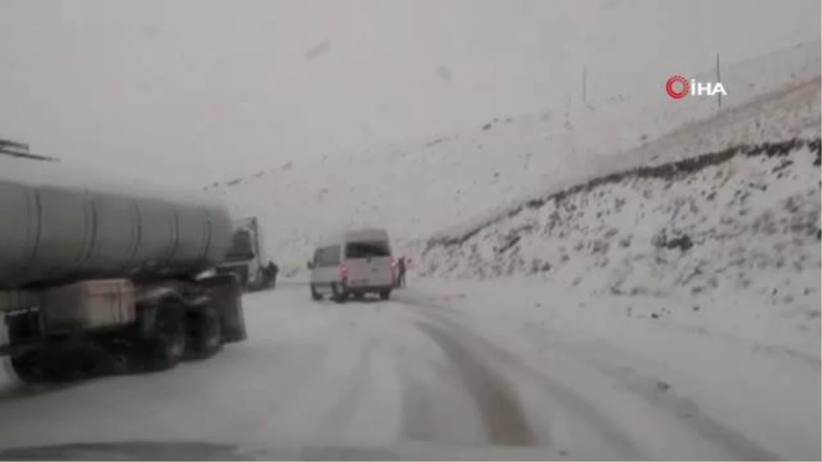 Van'da Güzeldere Geçidi'nde onlarca araç mahsur kaldı
