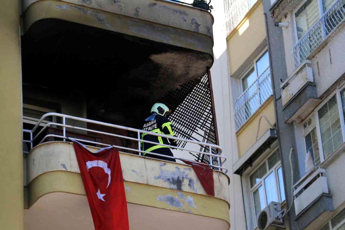 Adana\'da dairenin kullanılamaz hale geldiği yangında Türk bayrakları zarar görmedi