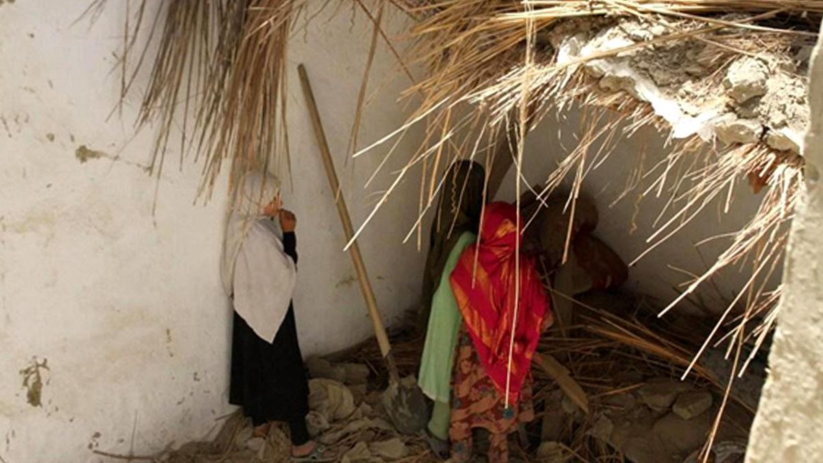 Afganistan\'da Şiddetli Yağış Sonucu Bir Evin Çatısı Çöktü