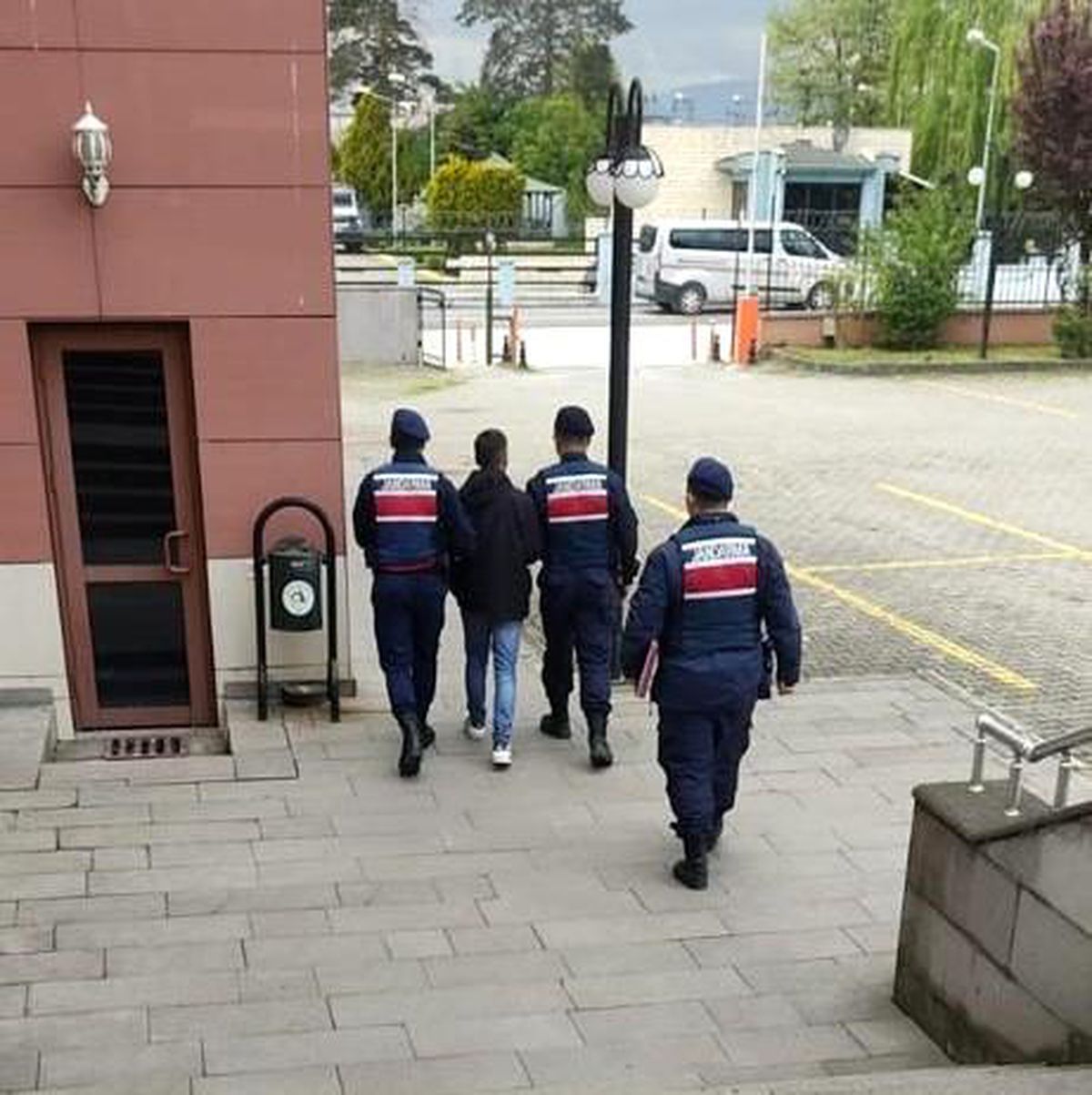 Son dakika haberi! Alkol parası vermeyen babası ve babaannesinin kapısına ateş etti
