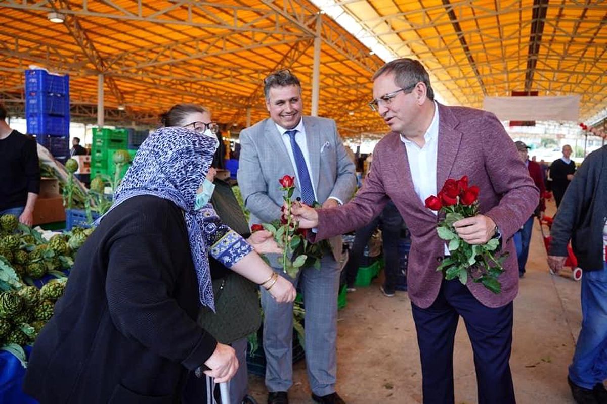 Ayvalık'ta sebze ve meyvecilerle, Başkan Ergin anneleri unutmadı