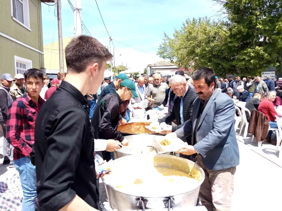 Bandırma Doğa Mahallesinde binlerce kişiye hayır yemeği verildi