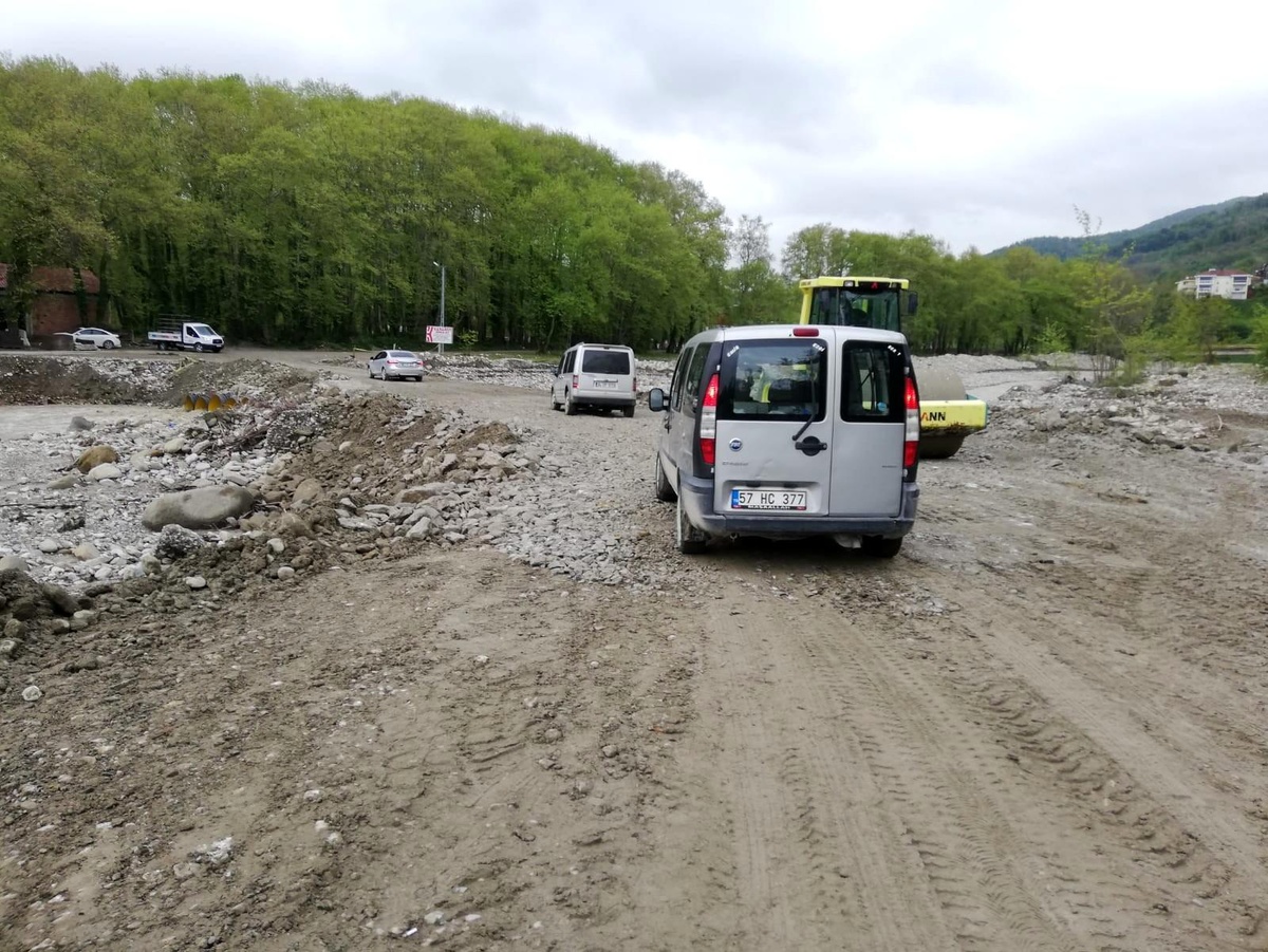 Çayın taşması sonucu hasar gören geçici köprü onarıldı