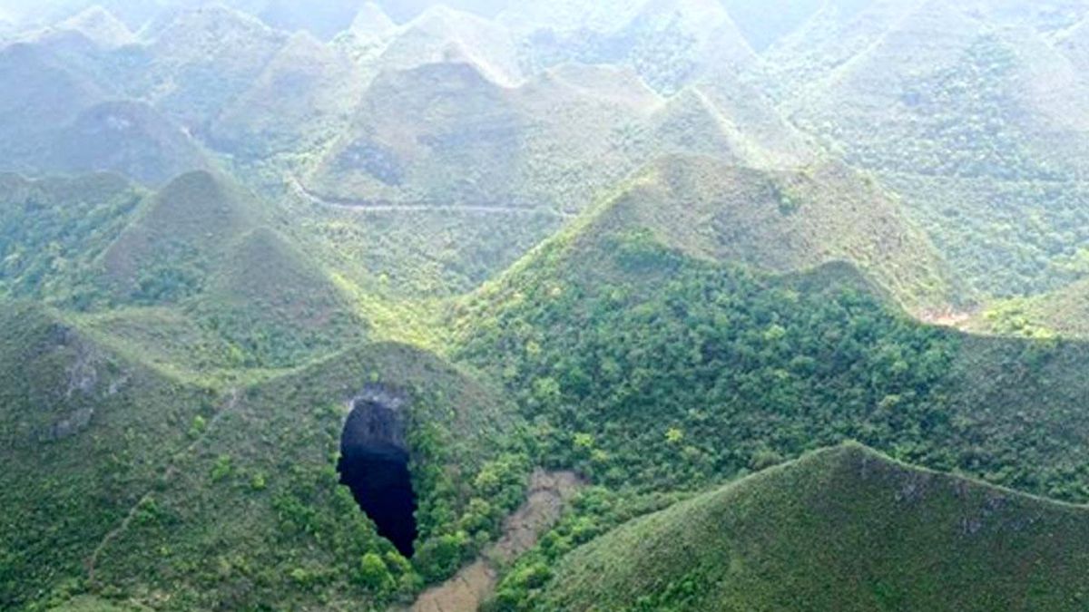 Çin\'in Guangxi Bölgesinde Dev Bir Obruk Keşfedildi