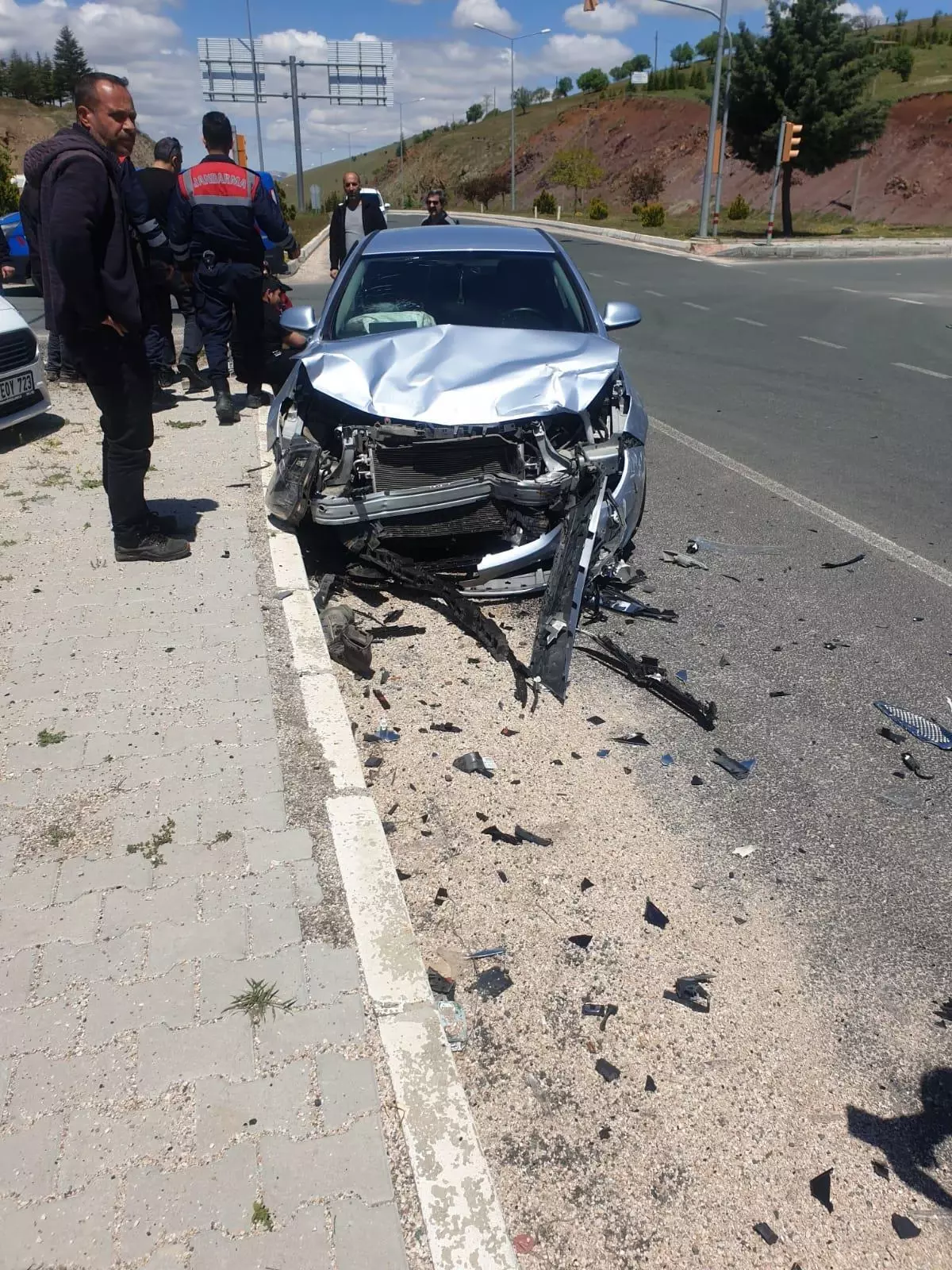 Elazığ'da otomobil ile hafif ticari aracın çarpıştığı kazada 5 kişi yaralandı