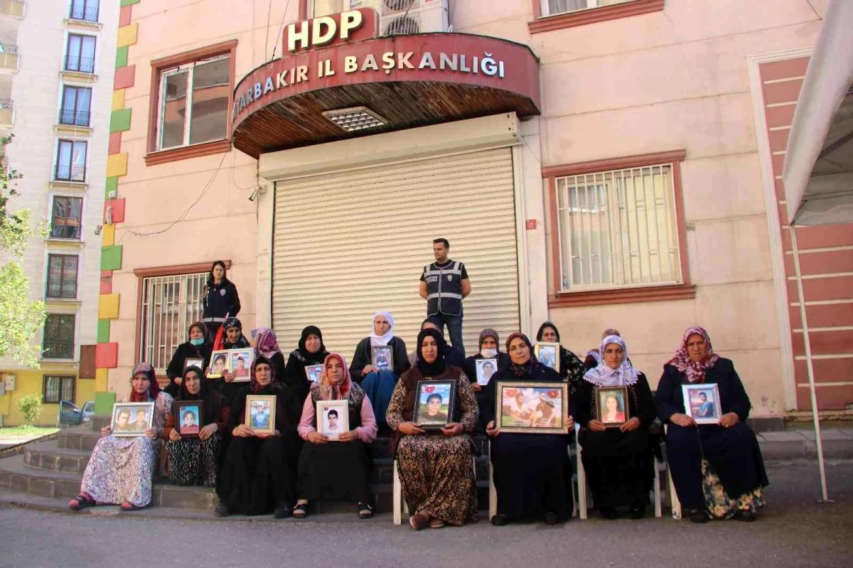 Evlat nöbetindeki aileler HDP\'nin kapatılmasını istiyor
