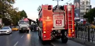 Fatih'te bariyerlere çarpan otomobil kullanılamaz hale geldi