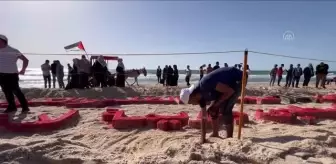 Filistinli sanatçılar, kumlarla bayraklı Filistin haritası yaparak Nekbe'yi andı