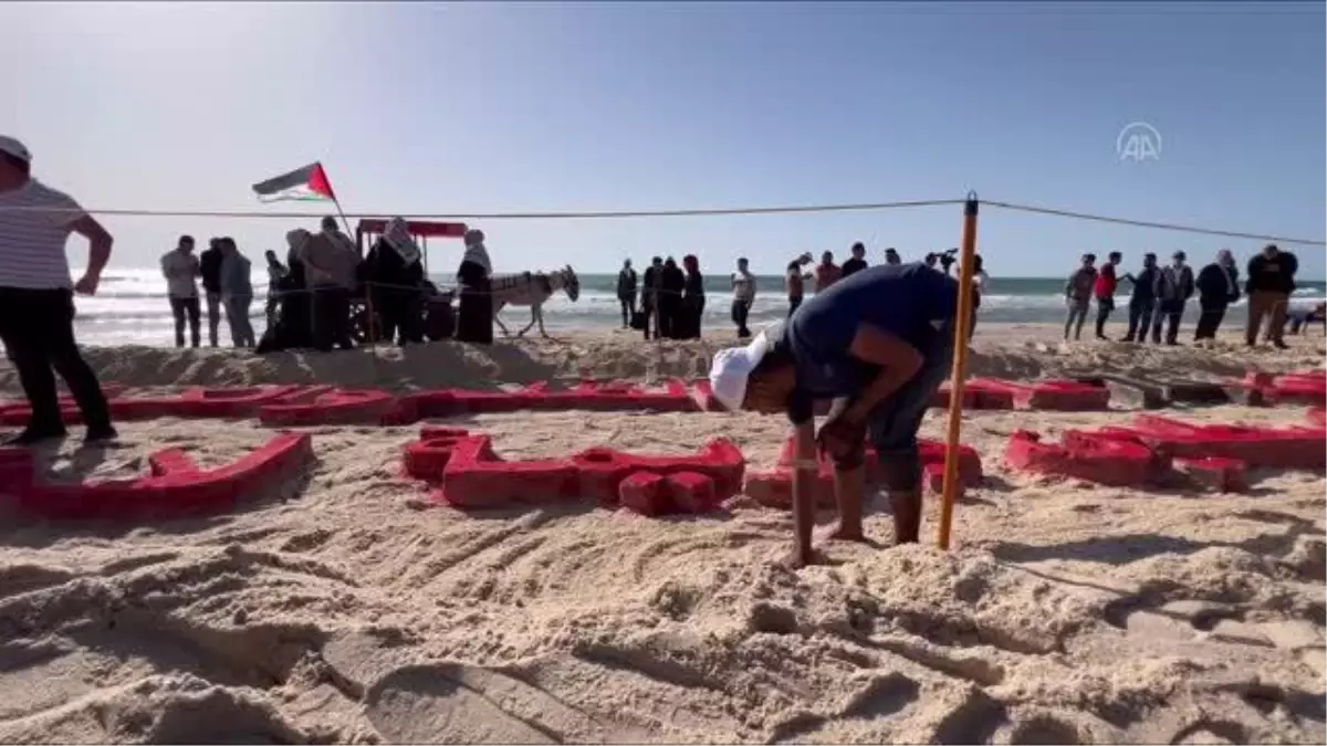 Filistinli sanatçılar, kumlarla bayraklı Filistin haritası yaparak Nekbe'yi andı