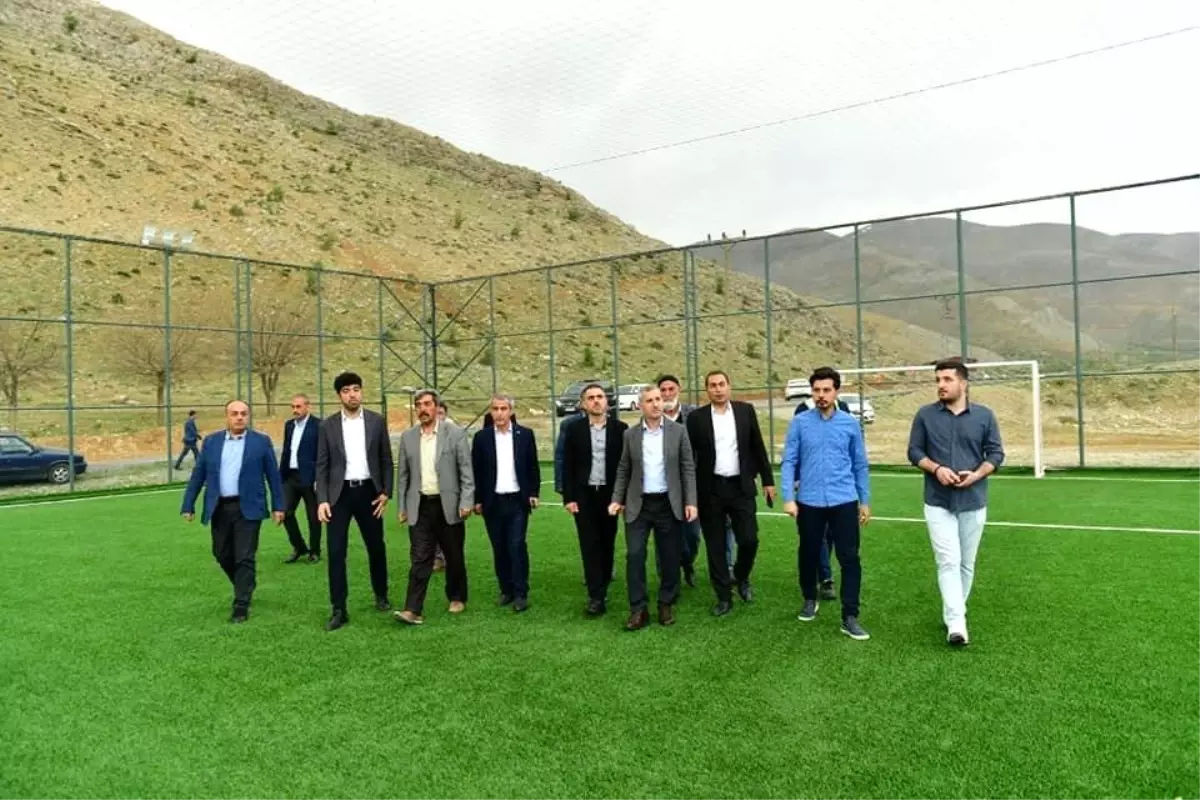 Gençler halı saha istedi, Başkan Çınar yerine getirdi