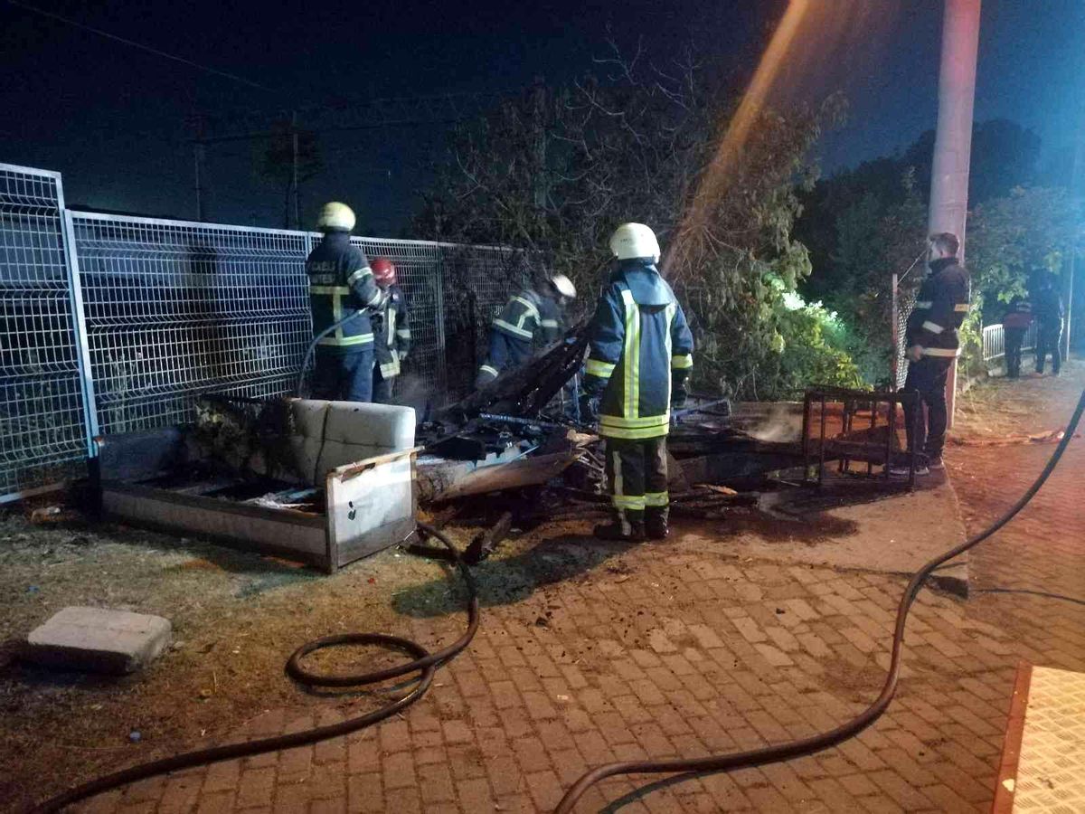 Gündüz içilen nargilenin közü barakayı küle çevirdi