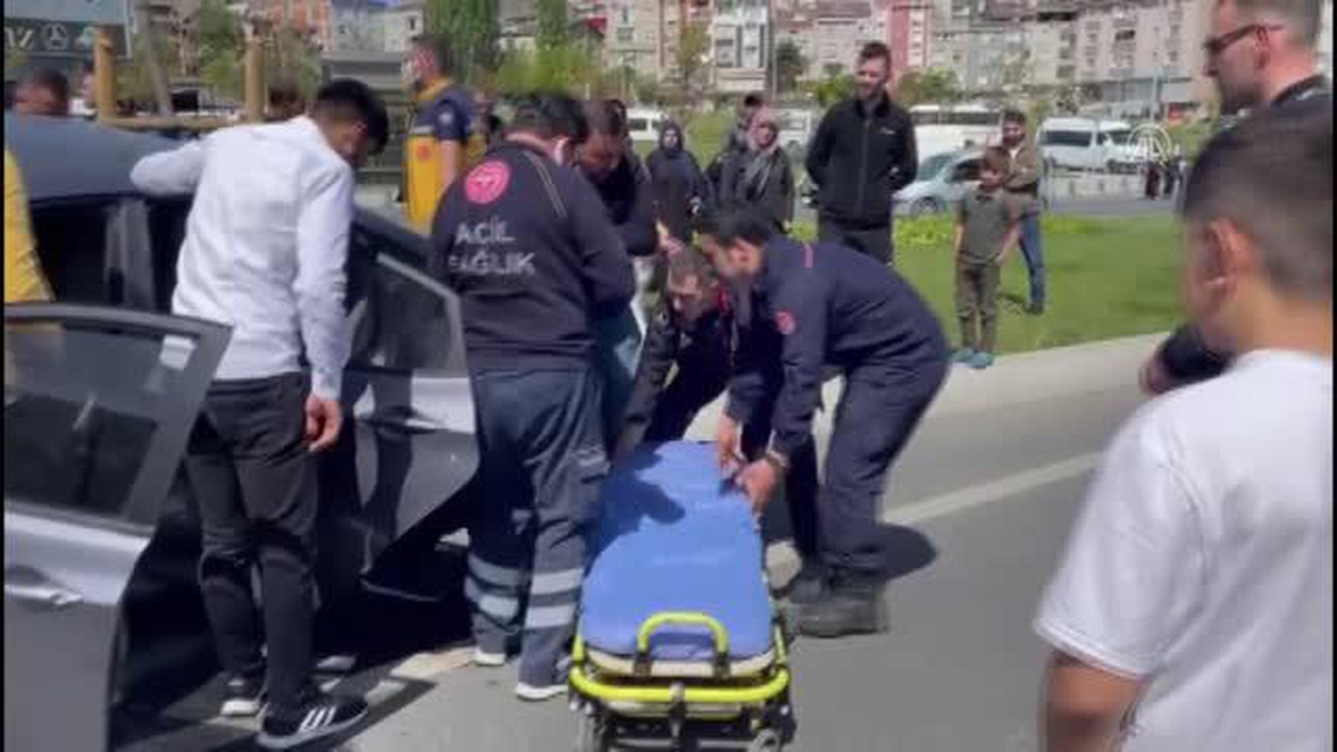 Son dakika haber! İETT otobüsü ile otomobilin çarpıştığı kazada 3 kişi yaralandı