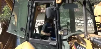 İzmir'de Depremden Önce Pastacıydı... Kazı Çalışması Sırasında Anneler Günü Sürprizi