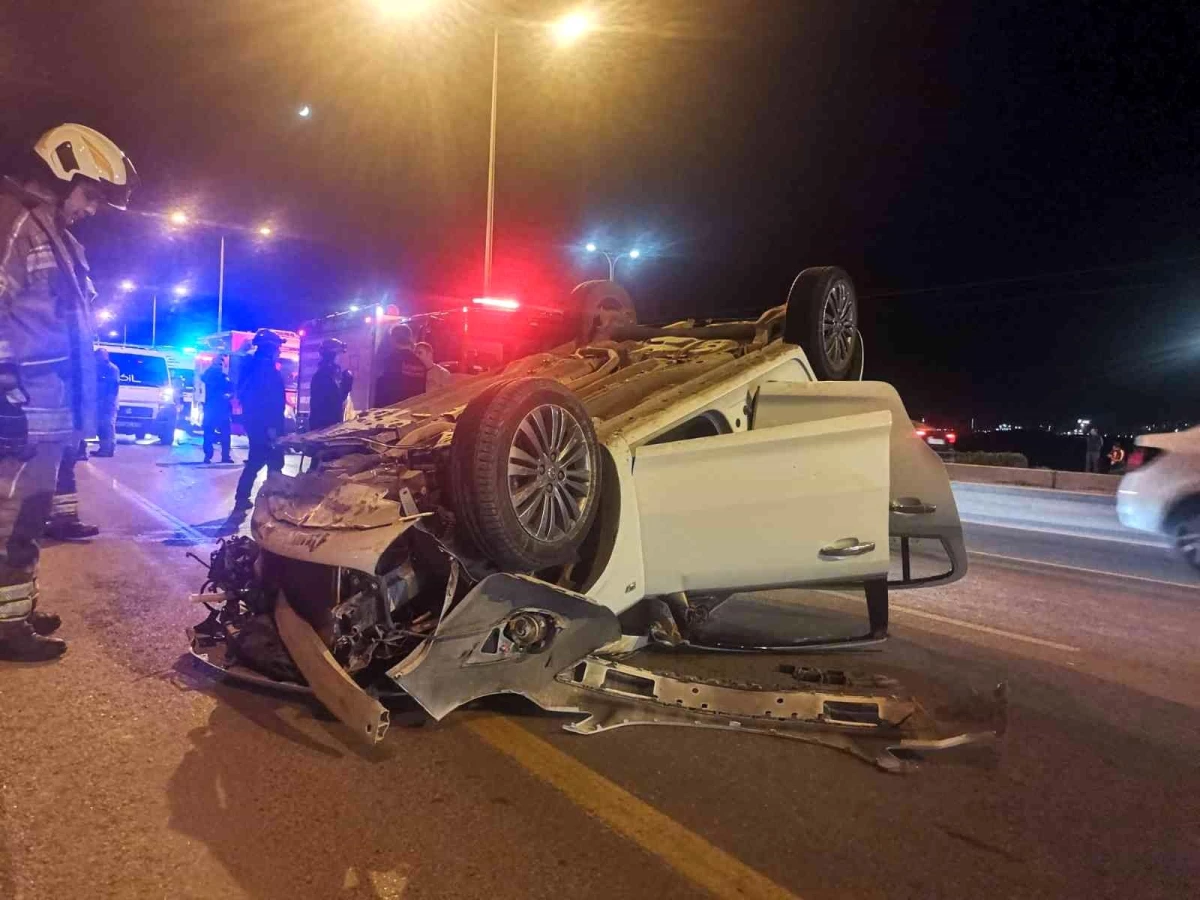 İzmir\'de kontrolden çıkan otomobil refüje çarpıp takla attı: 4 yaralı