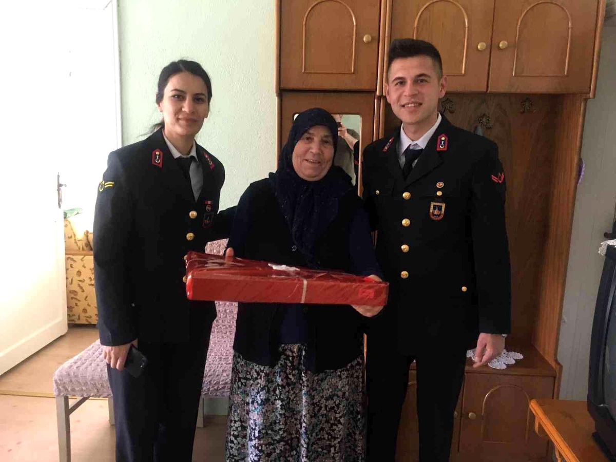 Jandarmadan Anneler Günü\'nde anlamlı ziyaret