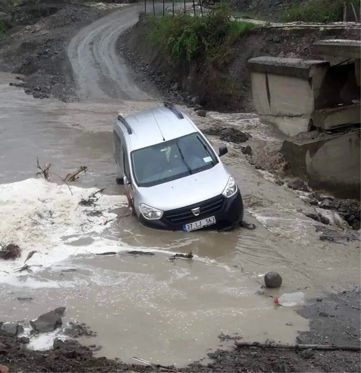 Kastamonu\'da 14 köyü birbirine bağlayan köprü selde yıkıldı