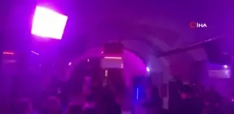 Kiev metrosunda U2'dan halka moral konseri