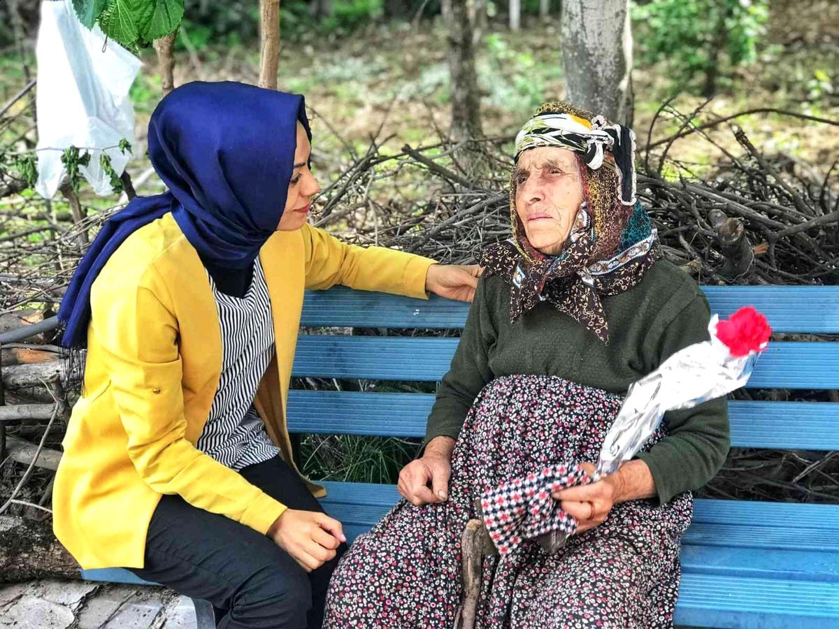 Köyde kapı kapı dolaşarak Anneler Gününü kutladılar