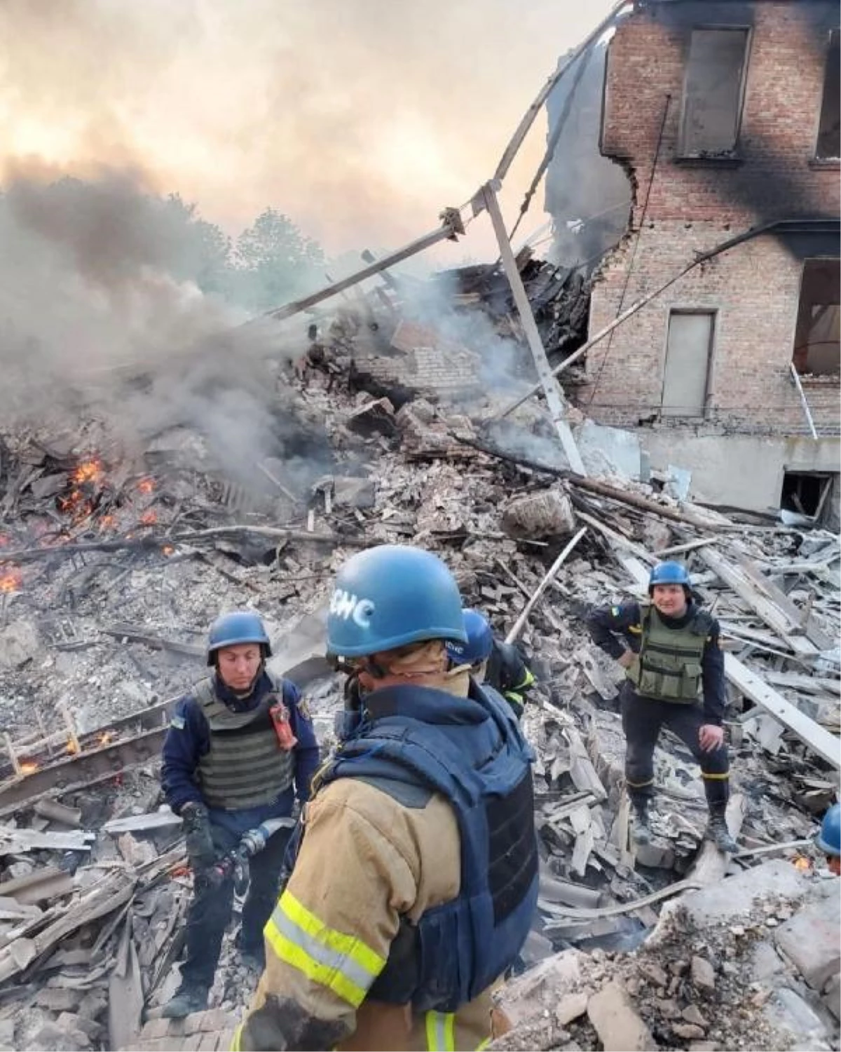 Luhansk\'ta bombalanan okulda 60 kişi enkaz altında kaldı