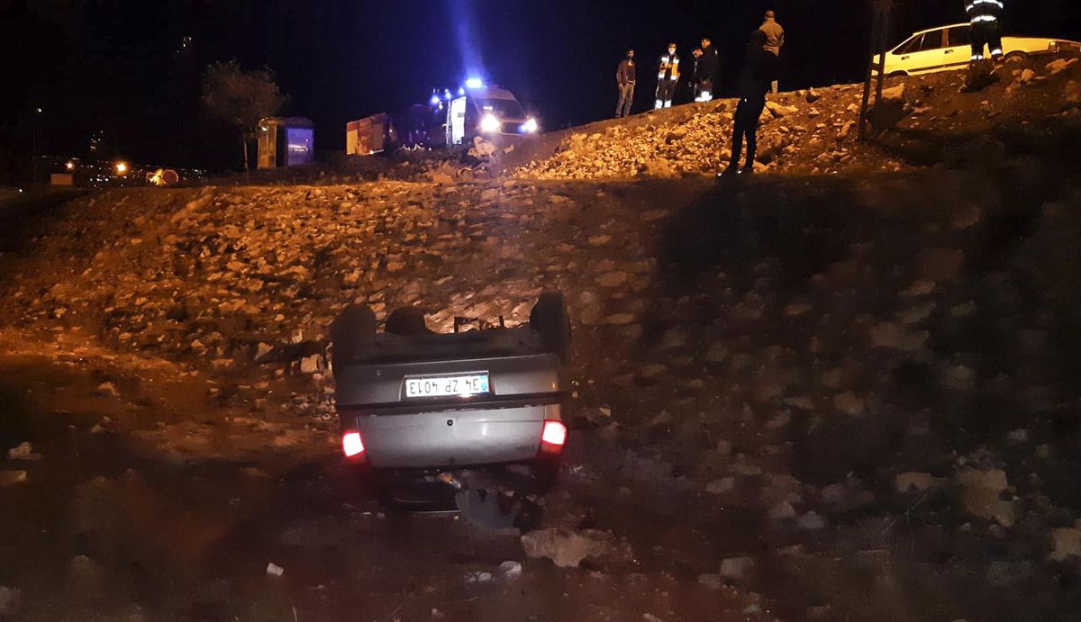 Malatya\'da şarampole devrilen otomobildeki 2 kişi yaralandı