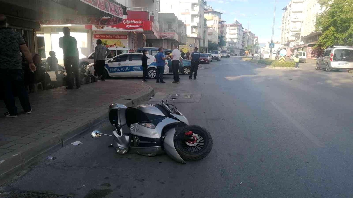 Son dakika haber: Manavgat\'ta hafif ticari araç motosikletle çarpıştı: 1 yaralı