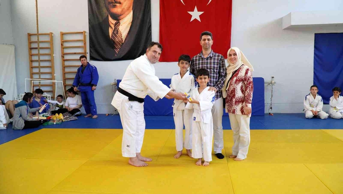 Manisalı judocular yeni kuşaklarına törenle kavuştu