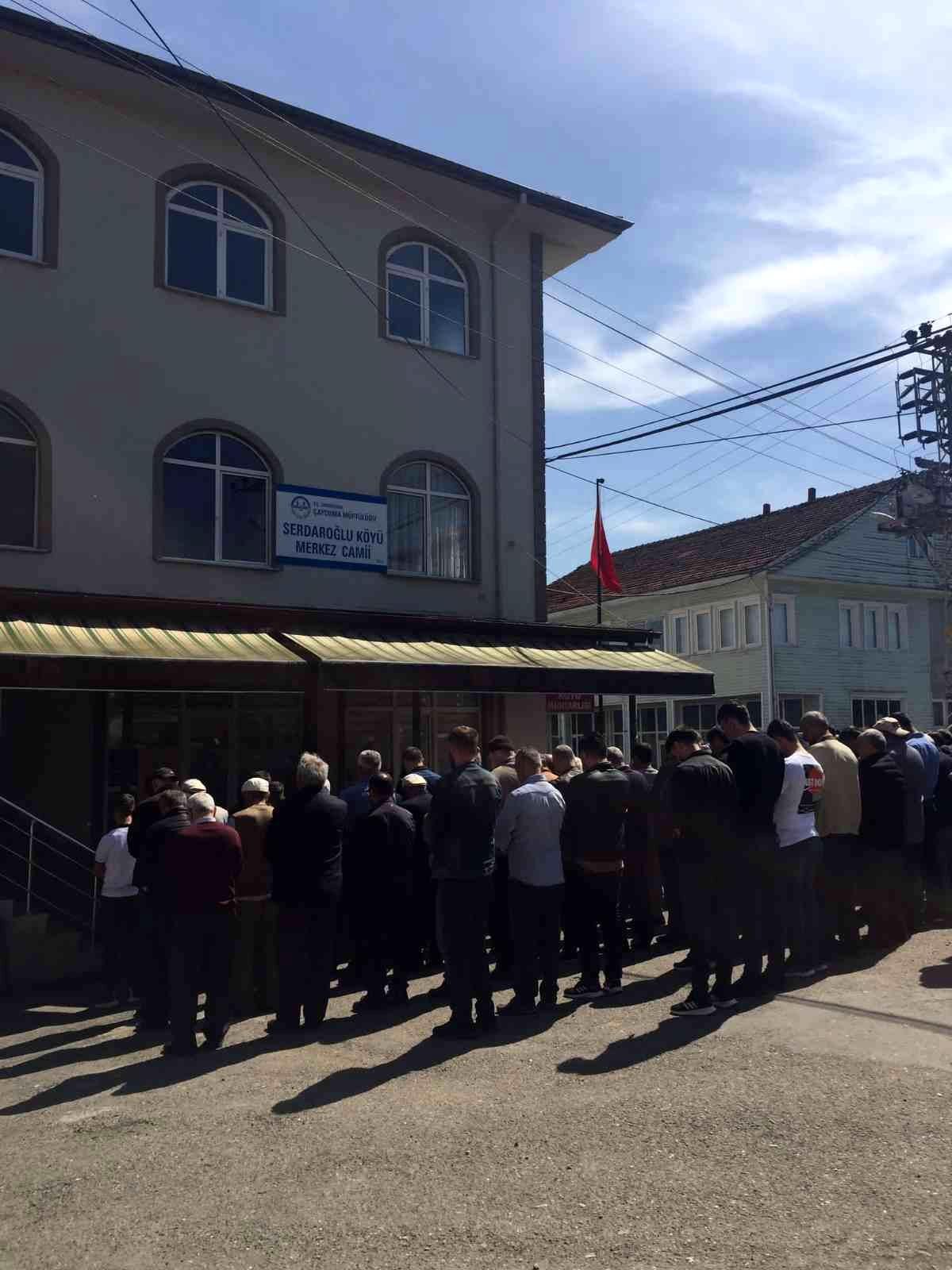Oğlunu öldürmeye çalışıp, cezaevinde intihar eden baba toprağa verildi