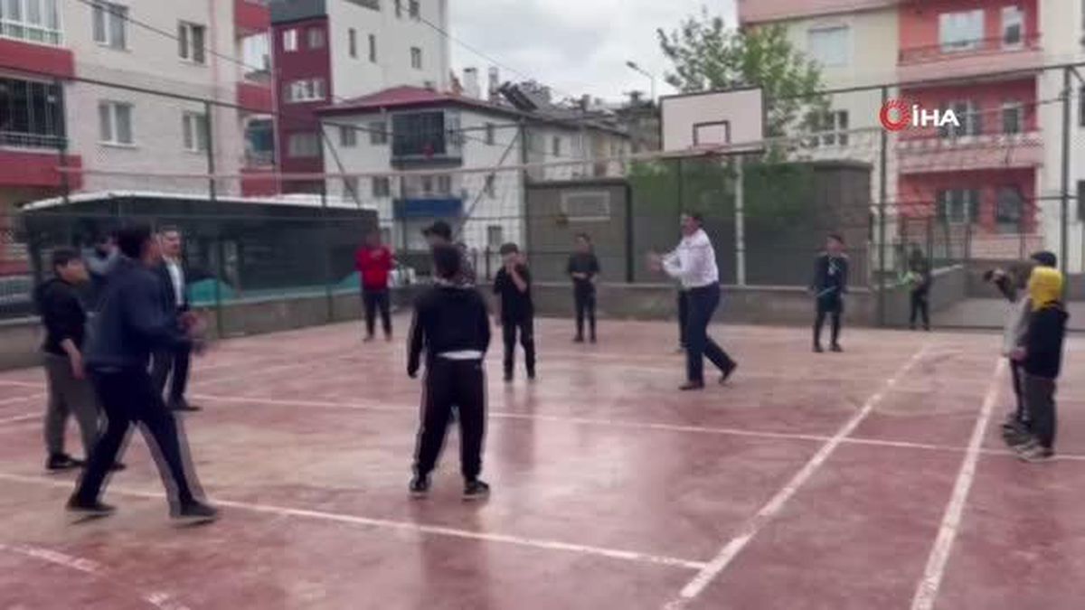 Öğrencilerle voleybol oynayan Vali hünerlerini sergiledi