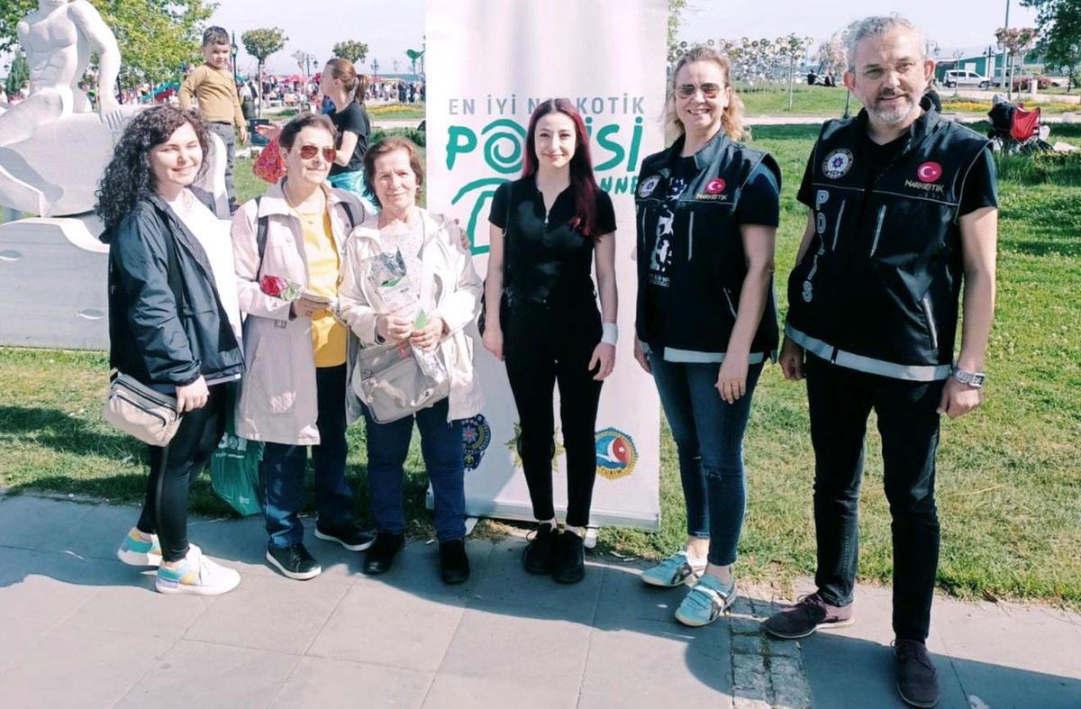 Polisten Anneler Günü\'ne özel stant