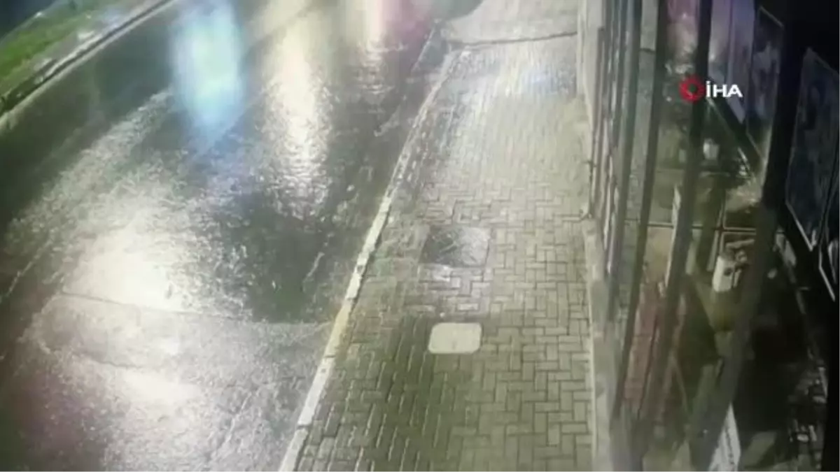 Rahat tavırlarıyla \'pes\' dedirttiler...Omuz atarak girdikleri kafeden laptop çaldılar