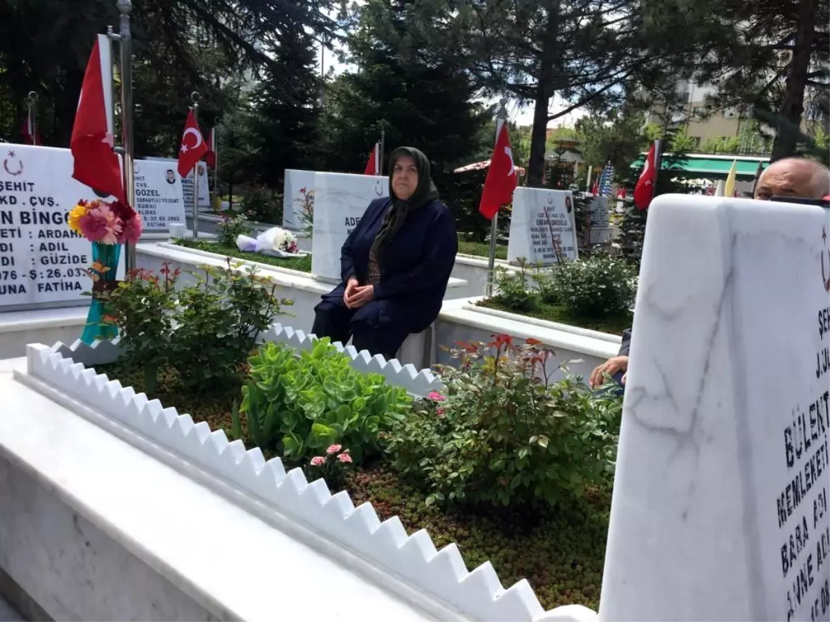 Son dakika haberi! Şehit Anneleri Anneler Günü\'nde çocuklarının kabirlerini ziyaret etti