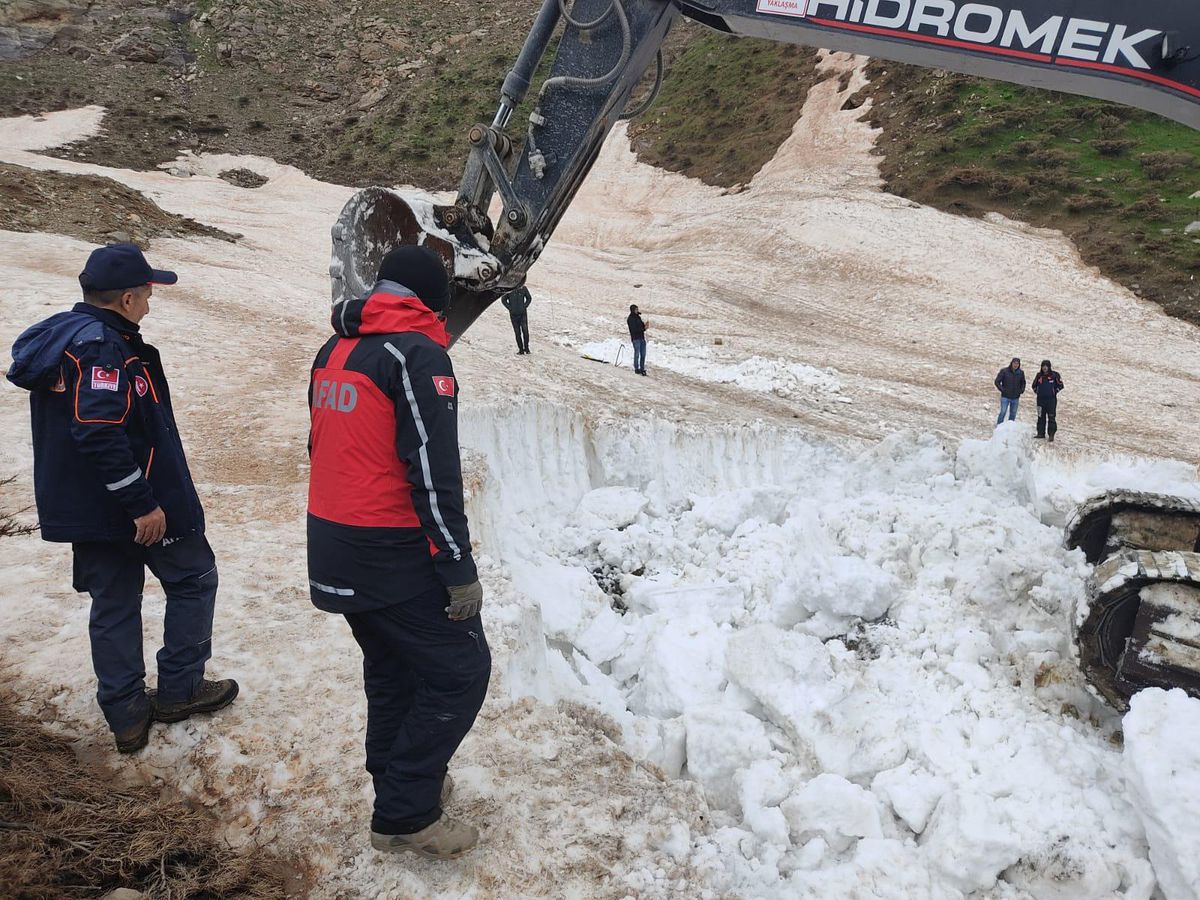 Şemdinli'de kışın üzerlerine çığ düştüğü iddia edilen 3 İranlıdan birinin cesedine ulaşıldı