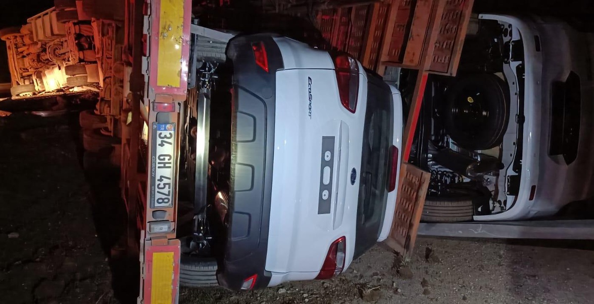 Sıfır kilometre hafif ticari araçları taşıyan tır devrildi