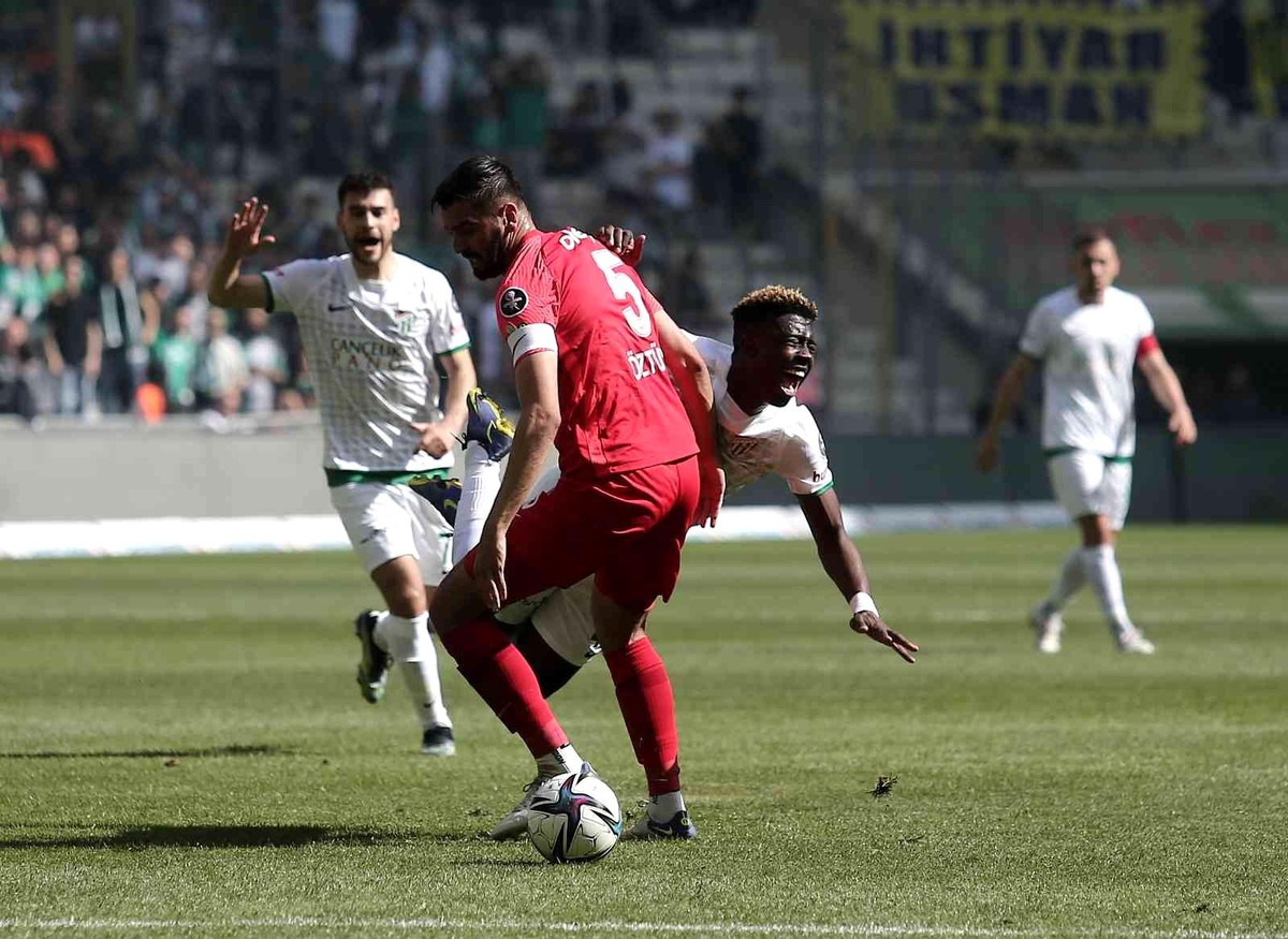 Spor Toto 1. Lig: Bursaspor: 1 Ümraniyespor: 1 (İlk yarı sonucu)