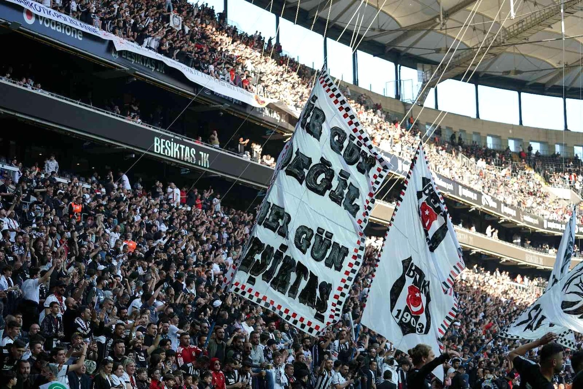 Spor Toto Süper Lig: Beşiktaş: 0 - Fenerbahçe: 1 (Maç devam ediyor)