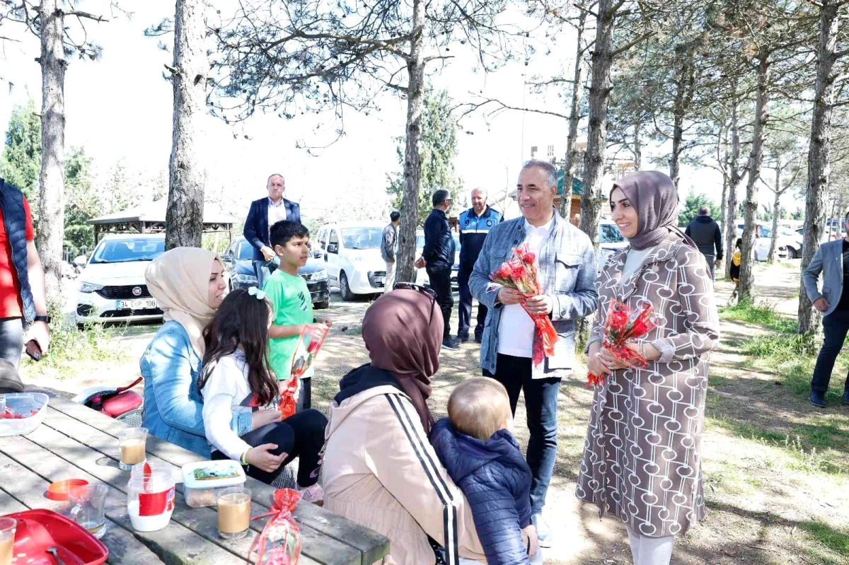 Sultangazi\'de Anneler Günü çiçeklerle kutlandı