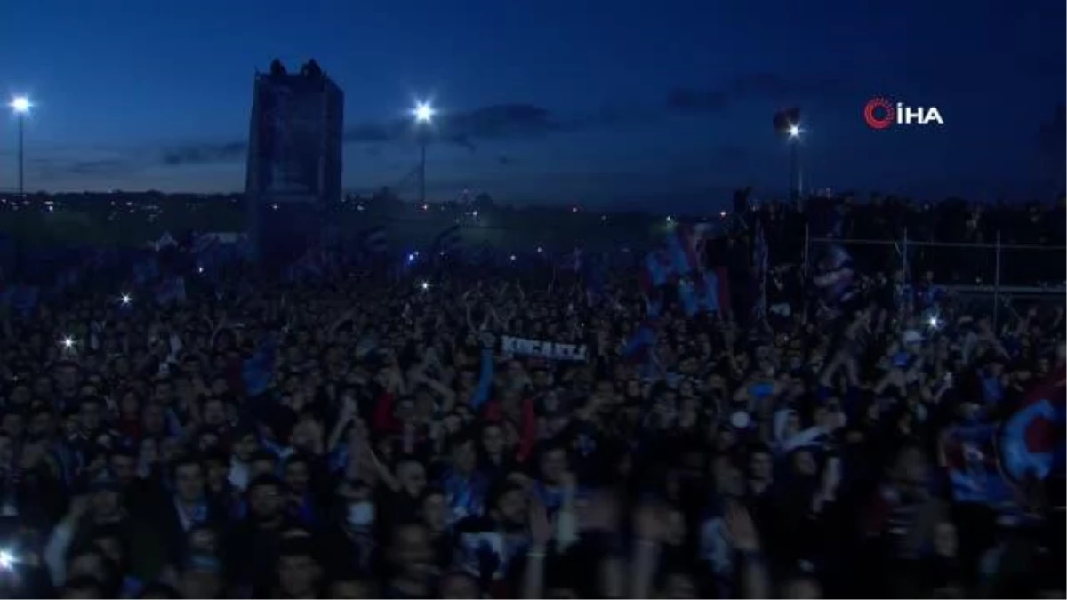 Trabzonspor Başkanı Ahmet Ağaoğlu Yenikapı\'da taraftarlara seslendi