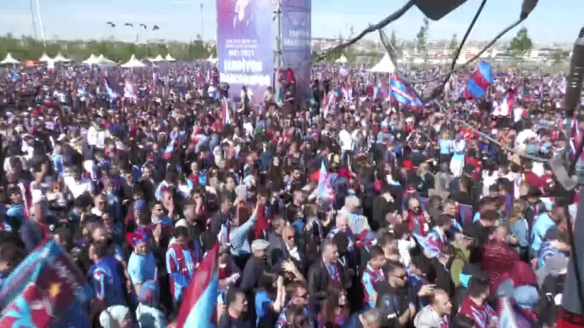 Trabzonspor Taraftarları, İstanbul'daki Şampiyonluk Kutlaması İçin Yenikapı Miting Alanını Doldurmaya Başladı