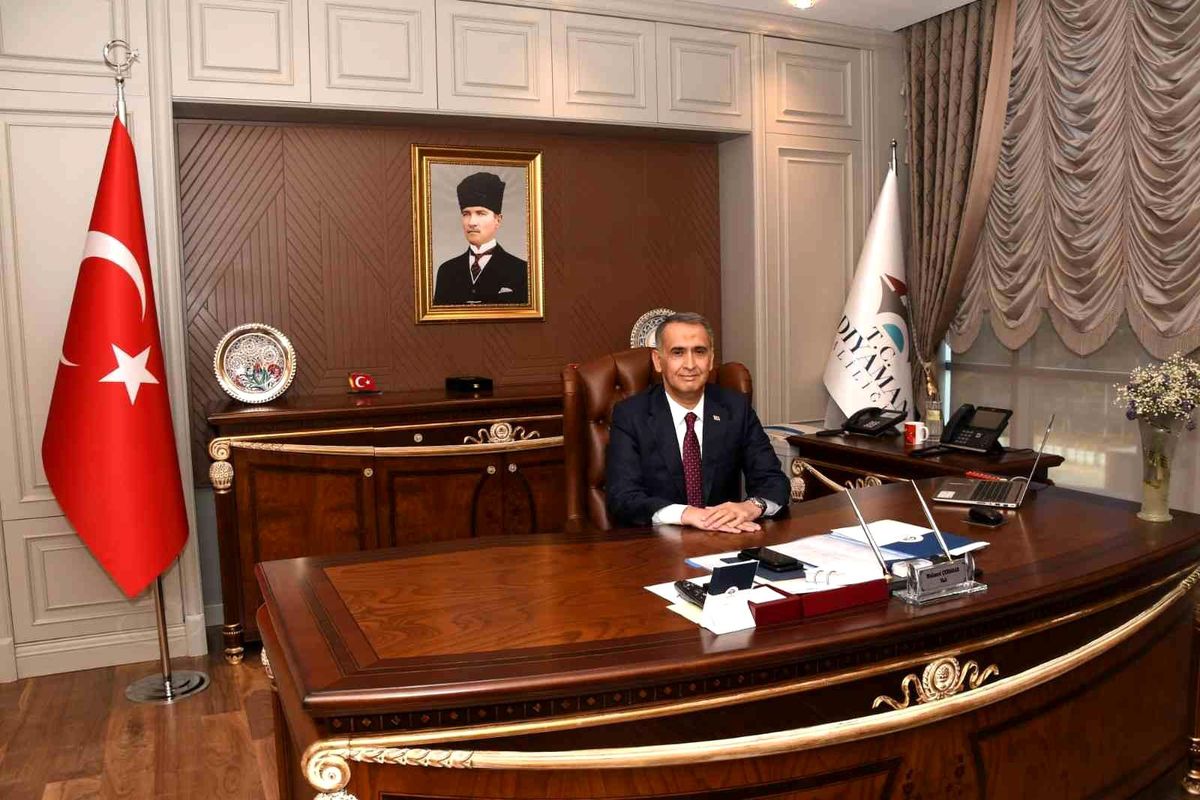 Vali Çuhadar, Anneler Gününü kutladı