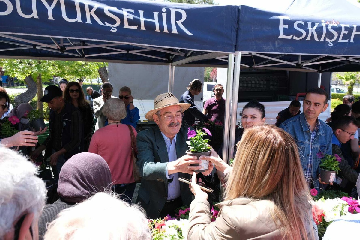 Yılmaz Büyükerşen, Anne ve Anne Adaylarının Anneler Günü\'nü Çiçeklerle Kutladı