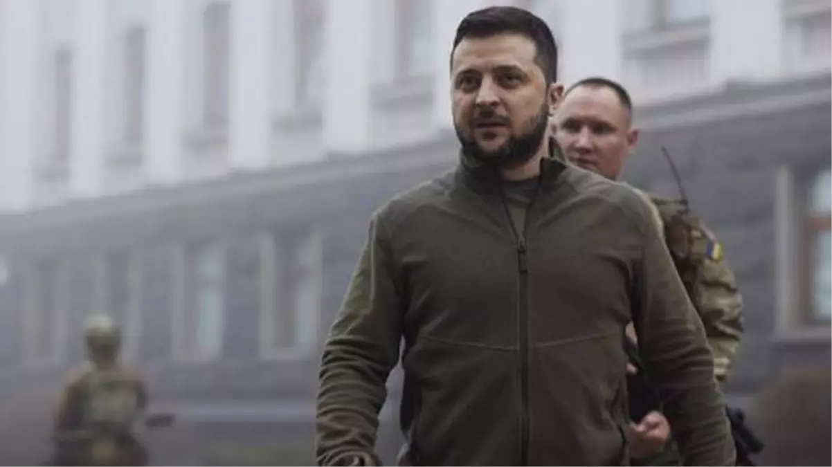 Zelenski\'nin savaşın başından bu yana giydiği polar, Boris Johnson\'un müzayedesinde 90 bin sterline satıldı