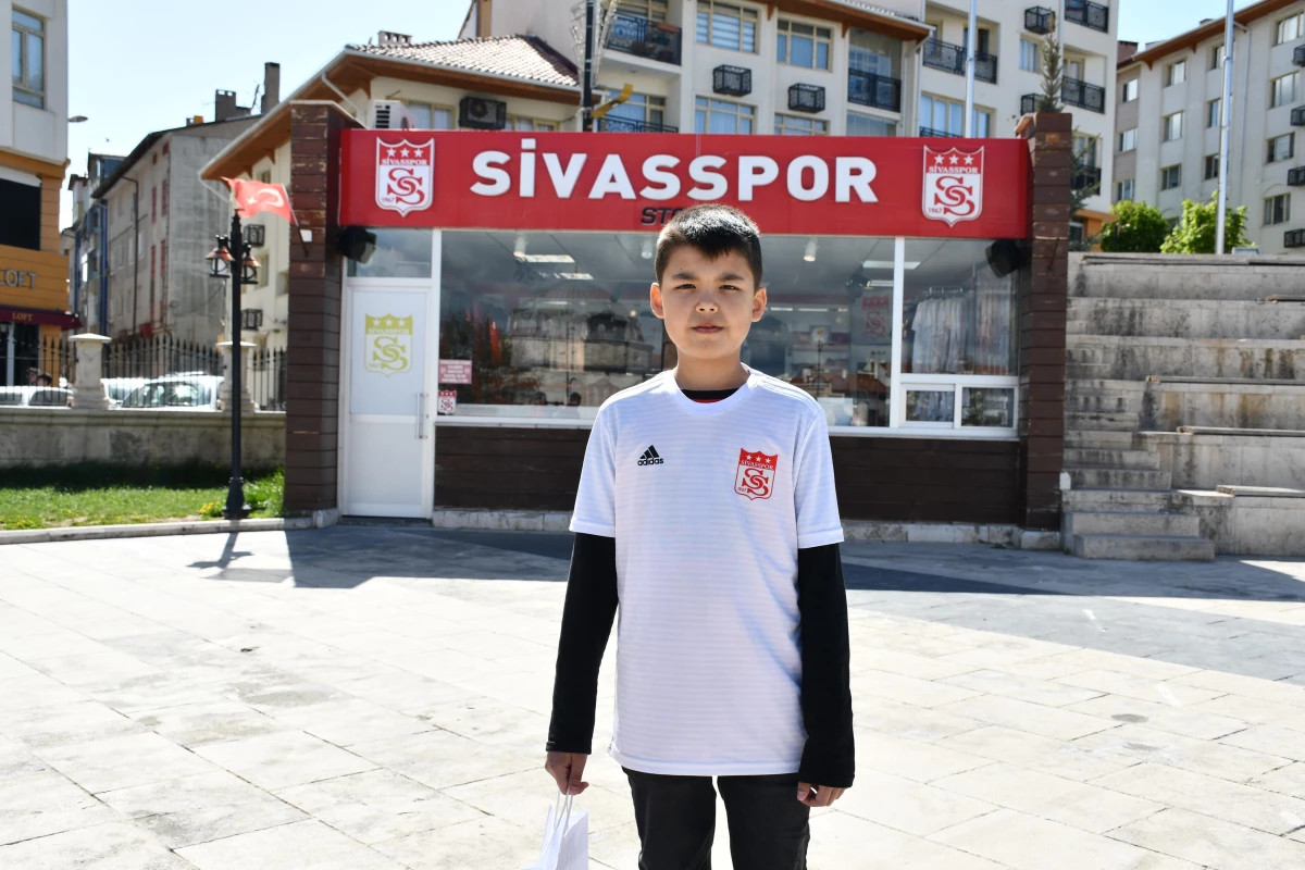 SİVAS AFGAN SİVASSPOR TARAFTARI KÜÇÜK EYÜP, ALANYASPOR MAÇI İÇİN SİVAS\'A GELDİ