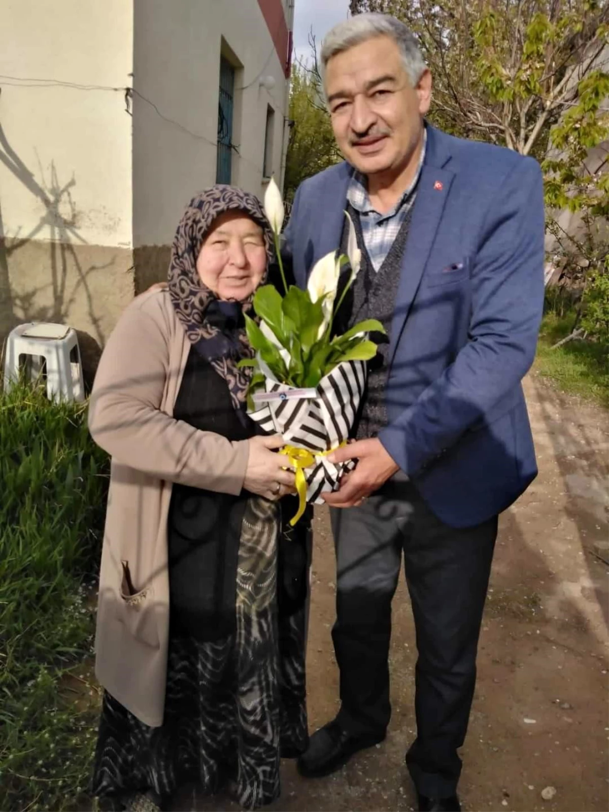 AK Parti Tomarza\'da annelere çiçek verdi