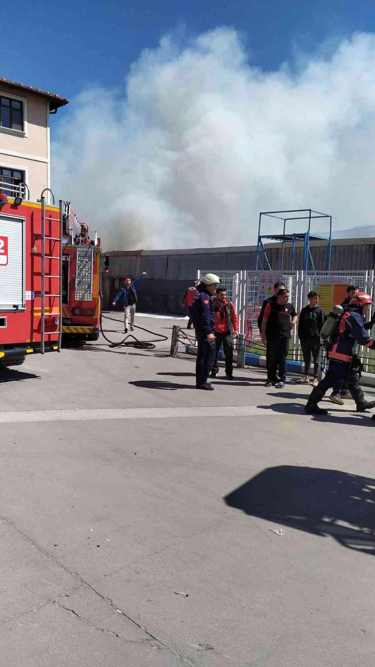 Akaryakıt istasyonu yakınındaki depoda çıkan yangın korkuttu
