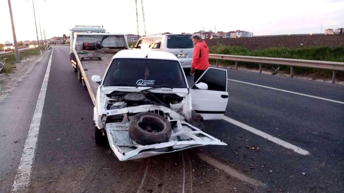 Aydınlatma direğine çarpan otomobil hurdaya döndü: 5 yaralı